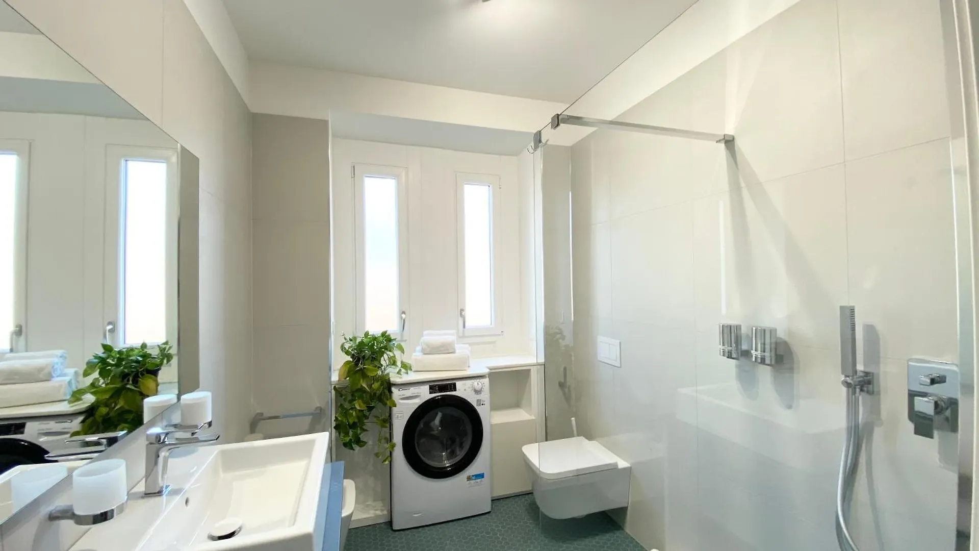 Bright Elegance - Motta Apartments コモ